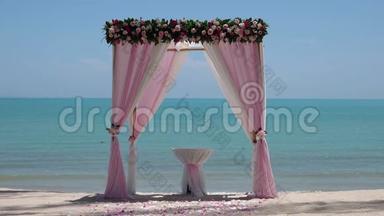海边沙滩上可循环观看的<strong>粉色婚礼</strong>拱门
